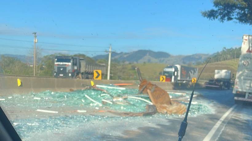 Caminhão bate em barreira e carga de vidro se espalha na Fernão Dias, em Cambuí
