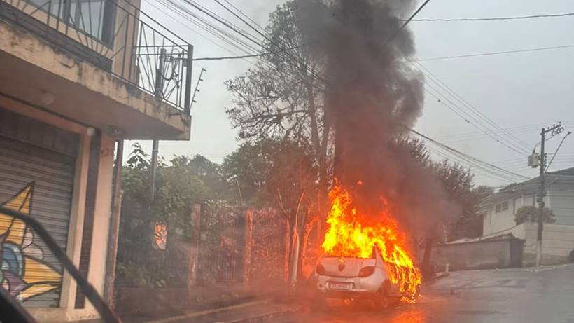 Flagrante: Incêndio destrói veículo no bairro Varginha, em Itajubá