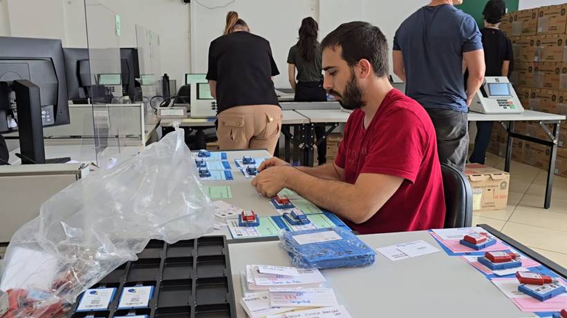 Eleições 2026: Urnas eletrônicas passam por testes e preparação em Pouso Alegre