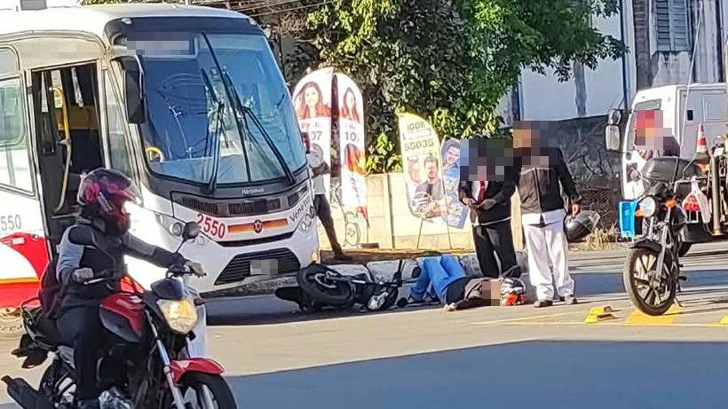 Ônibus e moto colidem em rotatória em frente à sede do batalhão da PM