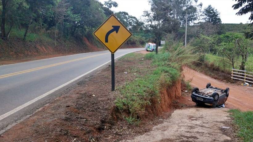 Criança fica ferida após carro capotar às margens da rodovia MG-173