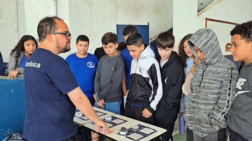 Crianças tocam meteoritos e mergulham na Amazônia em experiência científica