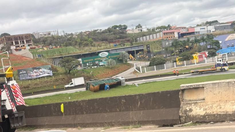 Caminhão tomba na alça de acesso à Fernão Dias em Pouso Alegre