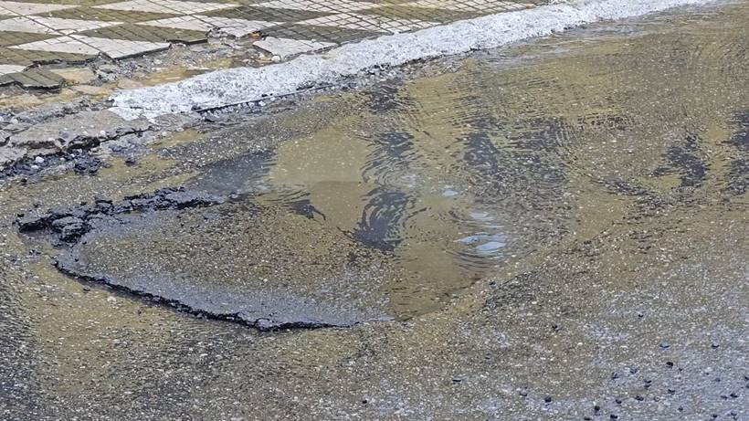 Temporal: Vazamento de esgoto no centro e buraco no asfalto no Jardim Aureliano
