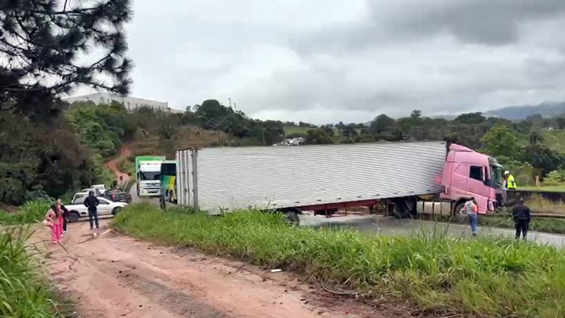 Acidentes na Fernão Dias complicam trânsito na região de Itapeva e Cambuí