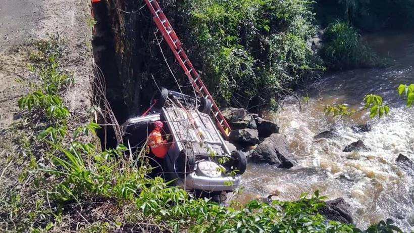 Identificado homem que morreu após carro cair de ponte sobre o Rio Mandu