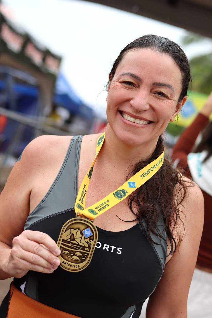 Aos 46 anos, vereadora volta à natação e conquista pódio em prova de 5 km