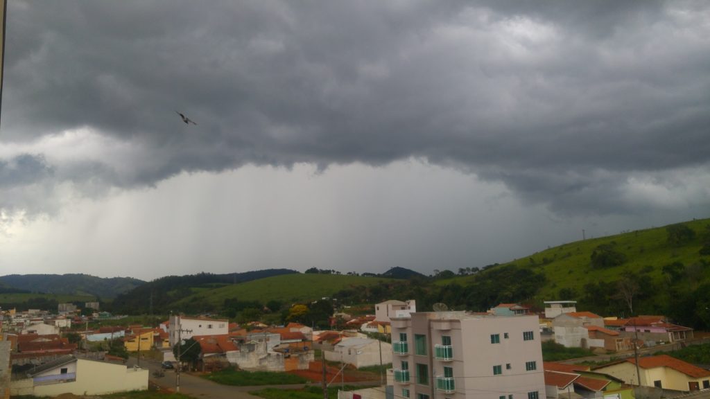 Um temporal com ventos fortes caiu sobre Pouso Alegre na tarde deste domingo (14). Até o momento, não há registros de estragos.