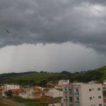 Um temporal com ventos fortes caiu sobre Pouso Alegre na tarde deste domingo (14). Até o momento, não há registros de estragos.