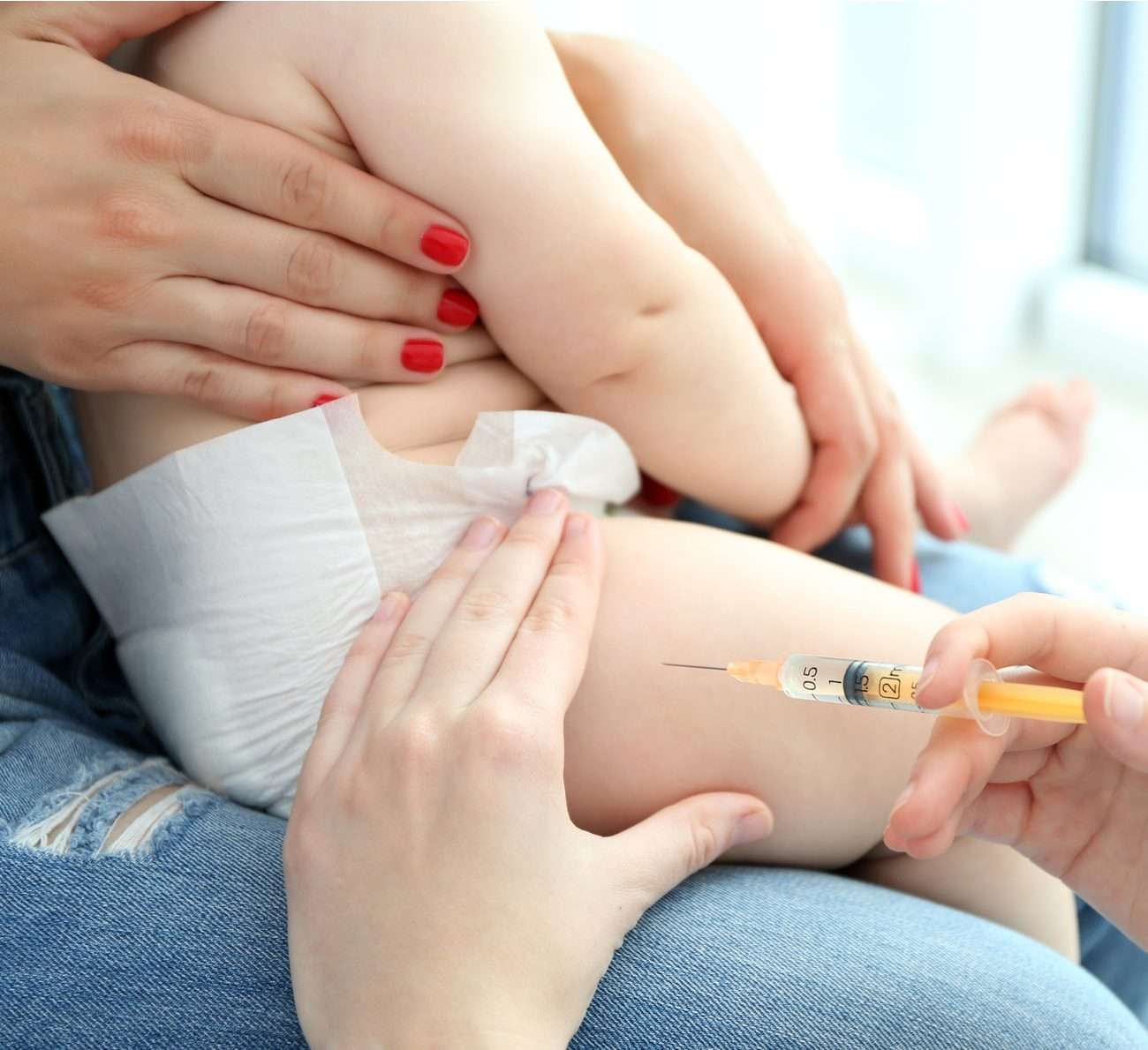 Анатомические области введения вакцин. Прививка в бедро ребенку.