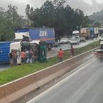 Tombamento de carreta fecha Fernão Dias no km 842, sentido BH. Imagem: redes sociais