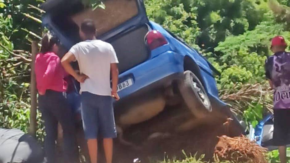 Jovem morre após carro bater em árvore na BR-459, em Congonhal - Foto reprodução redes sociais