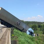Após acidente carreta fica 'pendurada' na Fernão Dias, em S. S. Bela Vista. Imagem: redes sociais