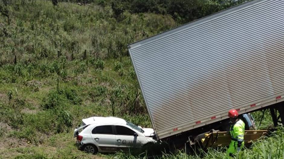 Após acidente carreta fica 'pendurada' na Fernão Dias, em S. S. Bela Vista. Imagem: redes sociais