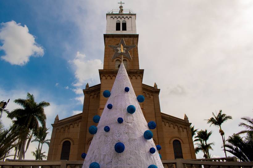 Árvore de Natal em crochê. Foto: Juliana Ceribeli/Ascom prefeitura