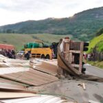 carreta tomba na fernão dias - foto redes sociais