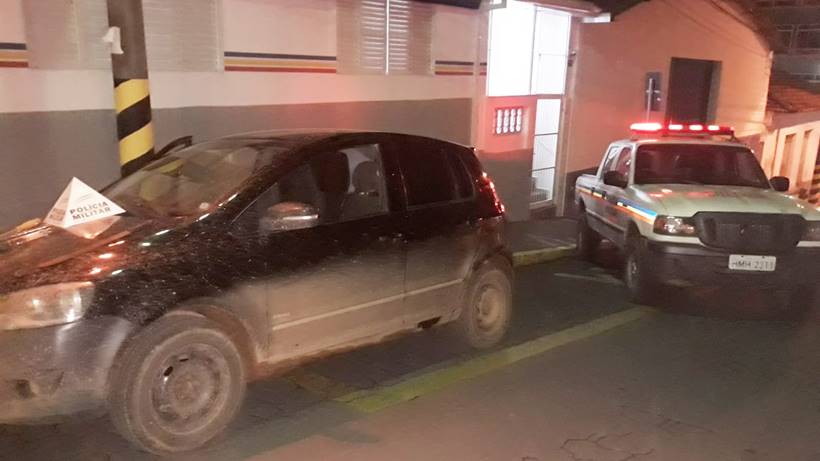 vaca amarrada e sedada em carro em ipuiuna - foto pmmg