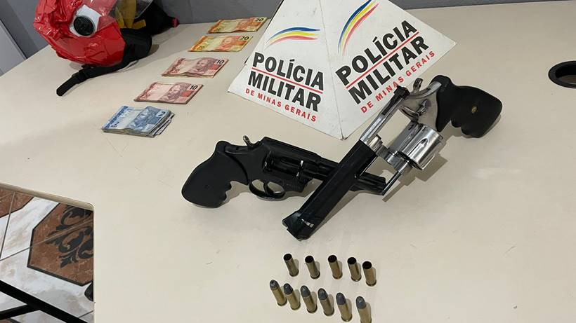 assalto em bom repouso armas e parte do dinheiro recuperado. Foto: PMMG