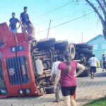 Caminhão carregado com madeira tomba sobre casa em Congonhal - foto redes sociais