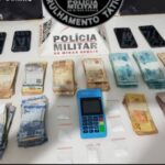 Homem preso pela PM com drogas e dinheiro em Pouso Alegre. Foto: PMMG