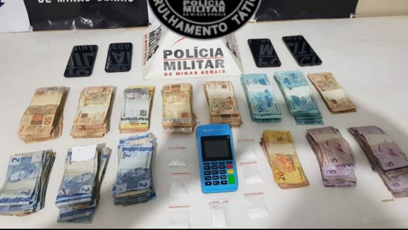 Homem preso pela PM com drogas e dinheiro em Pouso Alegre. Foto: PMMG