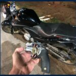 moto e revólver apreendidos pela PM em Pouso Alegre - Foto PMMG