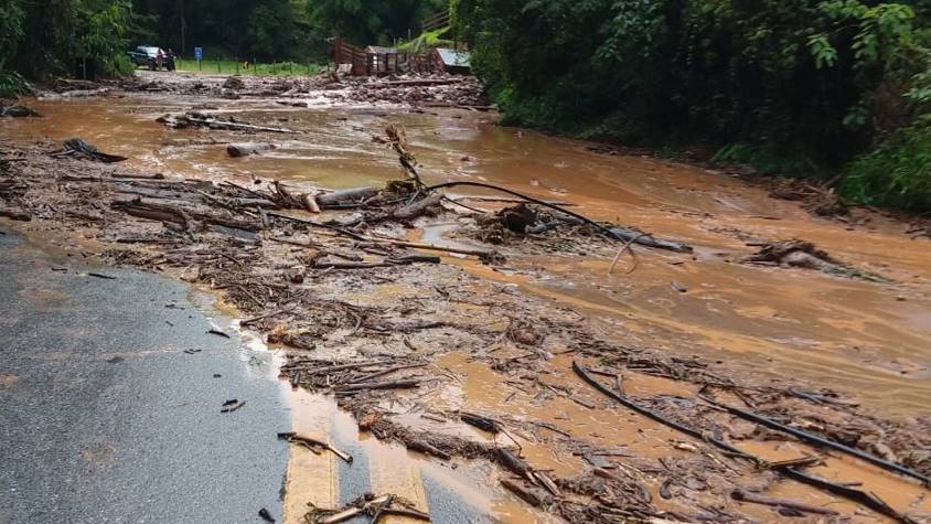 Temporal causa estragos em Wenceslau Braz e deixa BR-459 coberta de lama