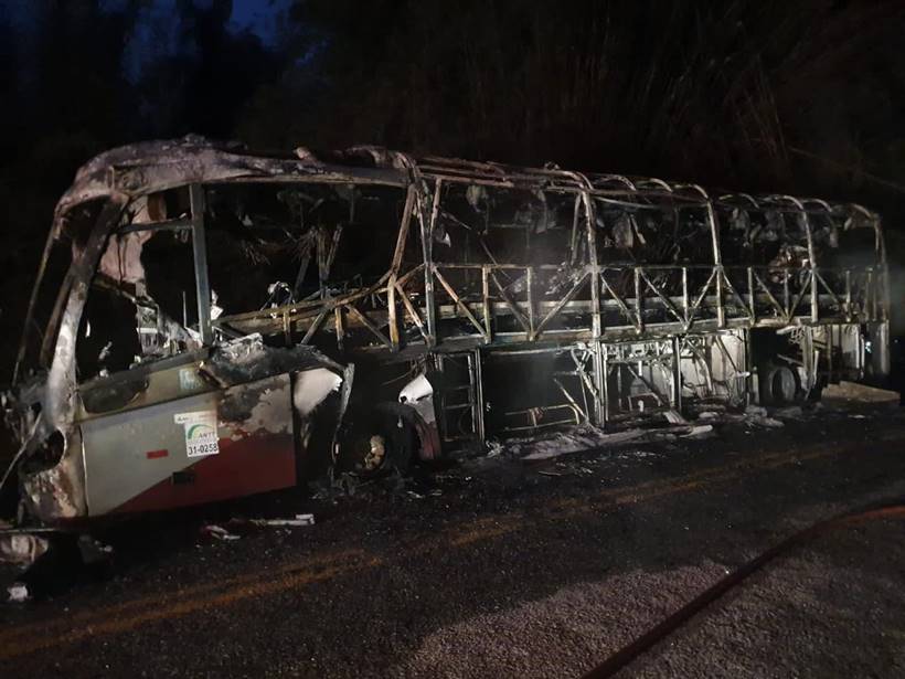 ônibus da Gardenia pega fogo em rodovia do Sul de Minas. Foto Corpo de Bombeiros