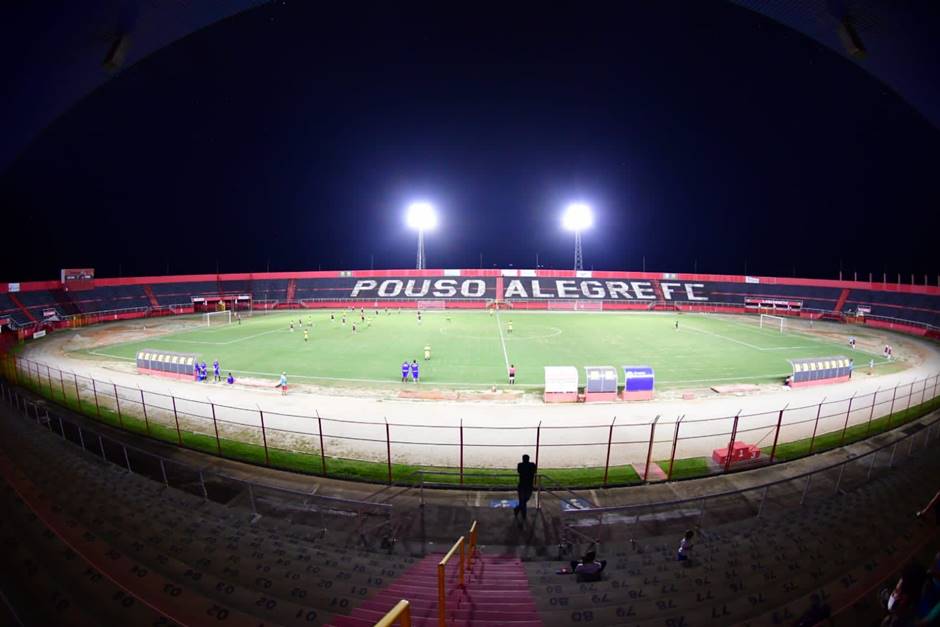 Nova iluminação do Manduzão é testada em noite de vitória do Pousão sobre o Joseense em jogo-treino. Imagem: Chiarini Jr/Roma MKT