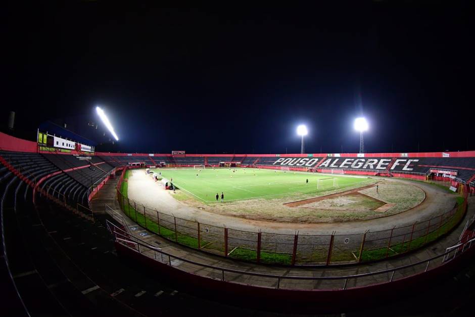 Iluminação e gramado do Manduzão são testados em noite de vitória do Pousão sobre o Joseense em jogo-treino. Imagem: Chiarini Jr/Roma MKT