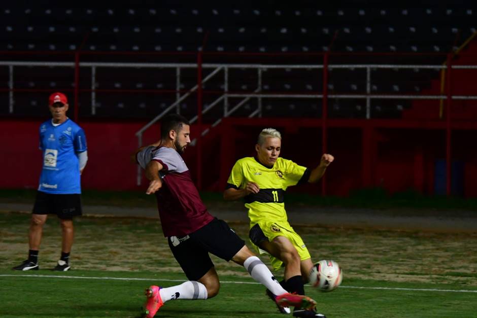 Iluminação e gramado do Manduzão são testados em noite de vitória do Pousão sobre o Joseense em jogo-treino. Imagem: Chiarini Jr/Roma MKT