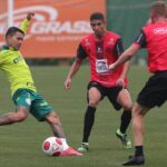 Dudu é marcado de perto pelos jogadores do Pouso Alegre FC. Imagem: Cesar Greco/Palmeiras