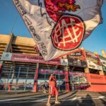 Manduzão torcedor com bandeira no estádio. Foto: Chiarini Jr/Roma Mkt