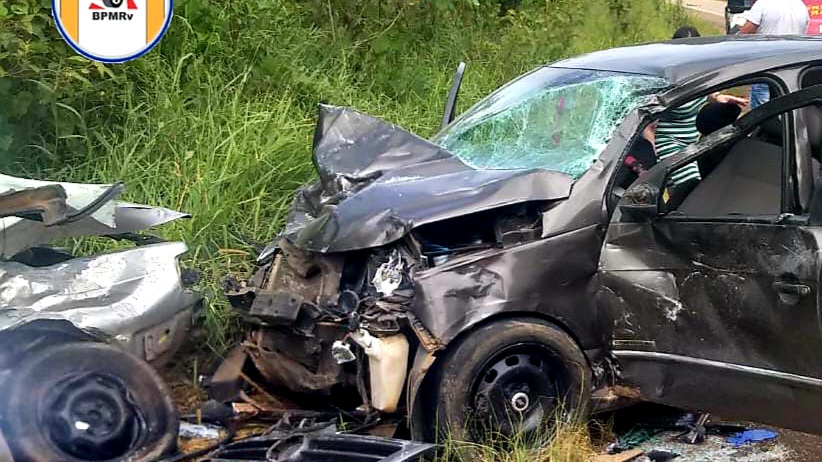 Acidente entre dois carros deixa uma vítima fatal e cinco feridos. Foto: PMRv