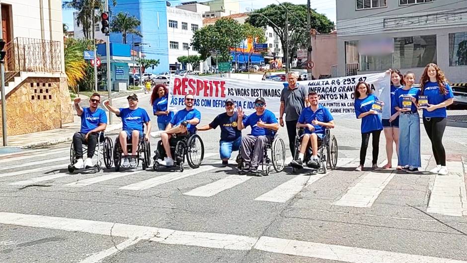 Grupo de cadeirantes protesta por respeito às vagas de estacionamento exclusivo