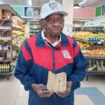 Aos 104 anos 'Vô Bernardo' trabalha com carteira assinada. Foto: Magson Gomes/Terra do Mandu