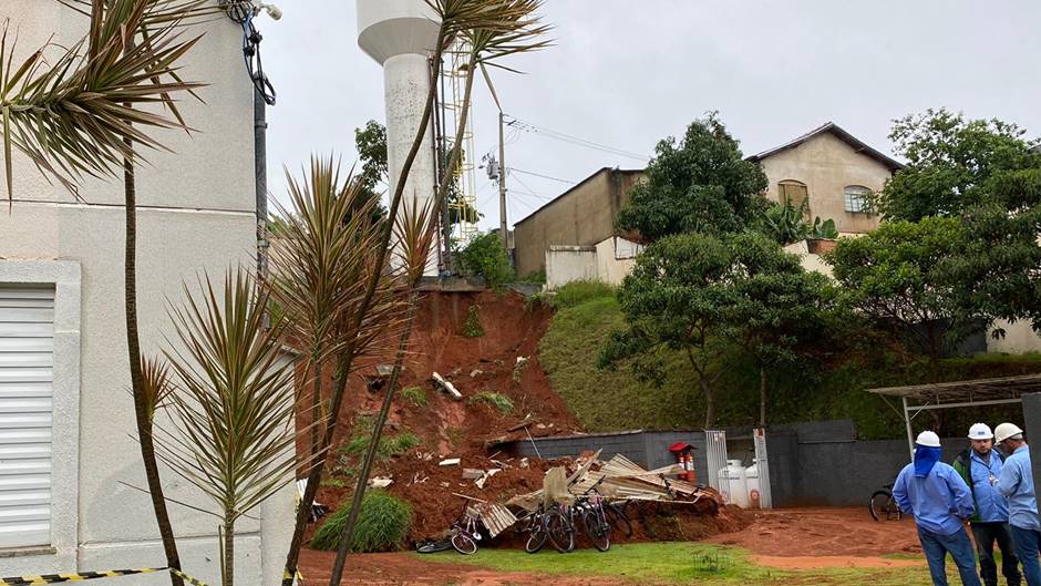 Prédio desaba em BH: vídeo mostra momento da queda