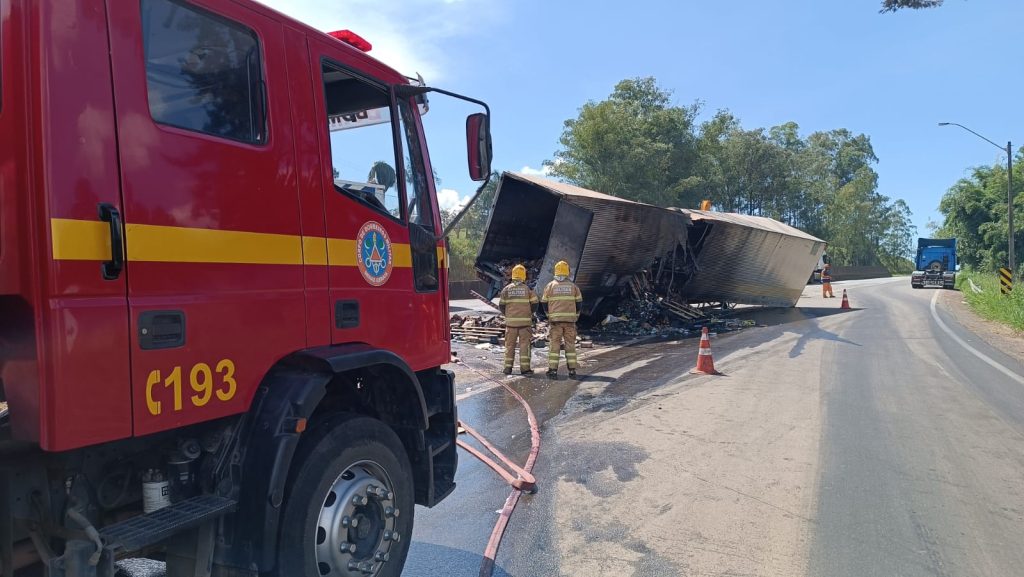 Carreta pega fogo na Fernão Dias com 12 toneladas de produtos de limpeza