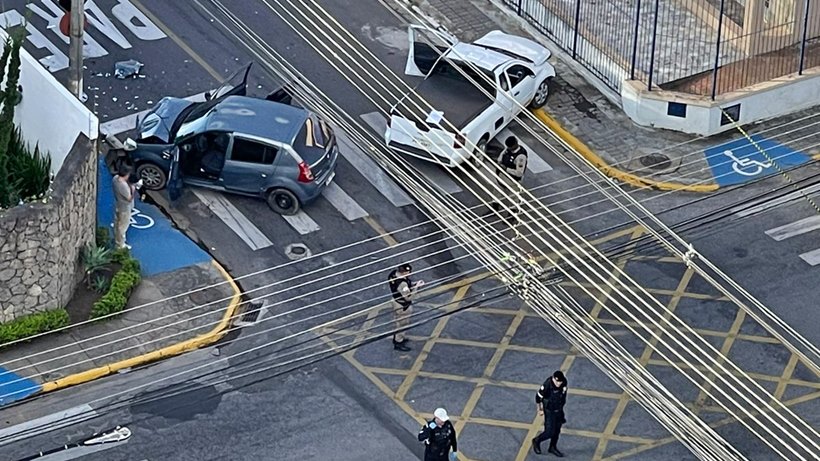 Mulheres causam tumulto em Itajubá após fuga em alta velocidade e acidente