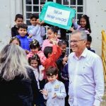 Prefeito Dimas é recepcionado por crianças após afastamento por saúde