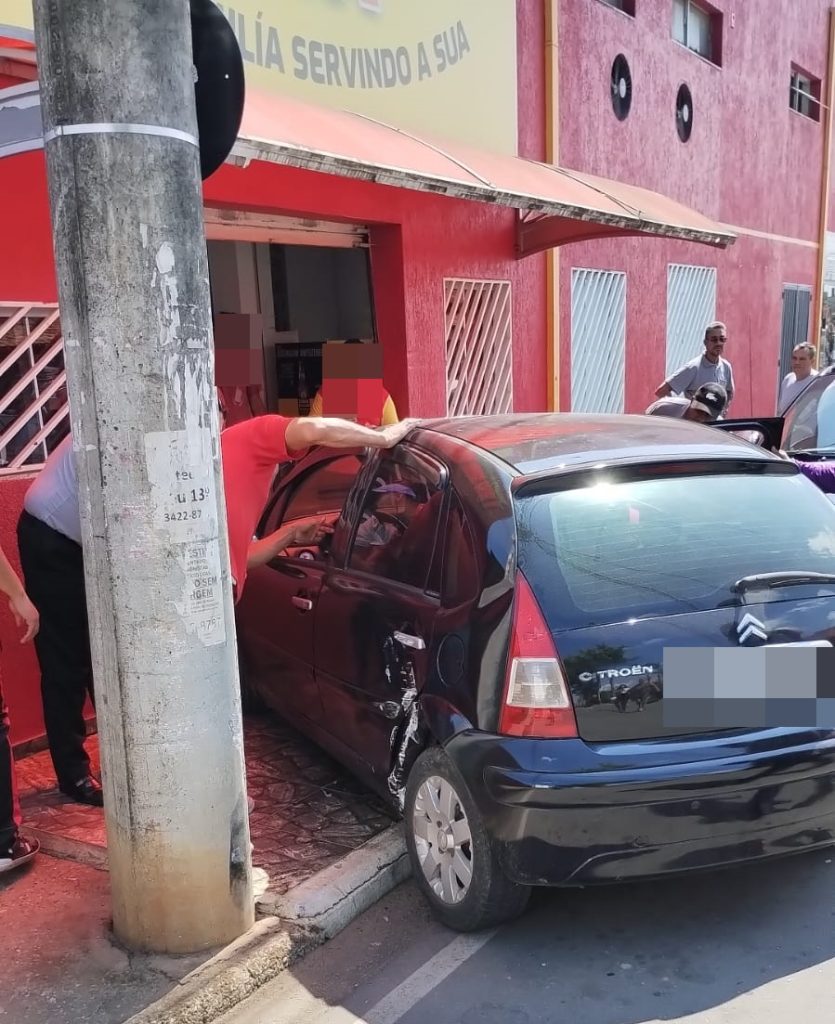 Motorista passa mal e carro atinge poste e comércio em Pouso Alegre