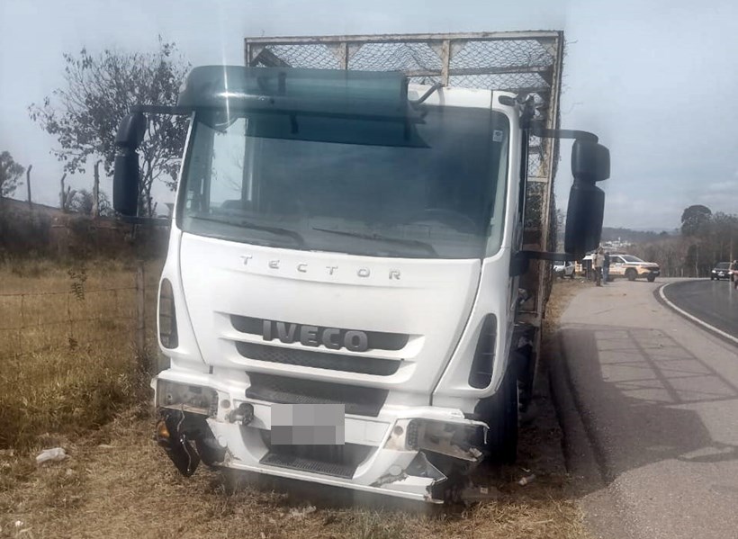 Batida entre carro e caminhão de recicláveis deixa feridos na BR-459