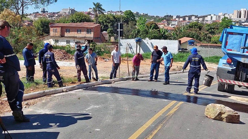 Moradores interditam rua em Pouso Alegre e pedem redutor de velocidade