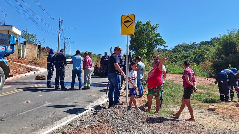 Moradores interditam rua em Pouso Alegre e pedem redutor de velocidade