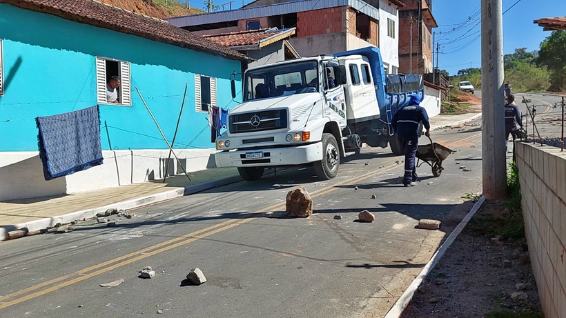 Moradores interditam rua em Pouso Alegre e pedem redutor de velocidade