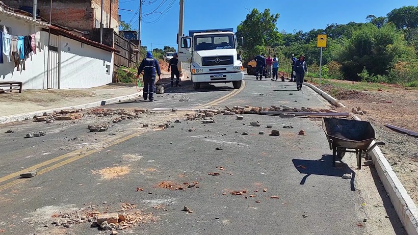 Moradores interditam rua em Pouso Alegre e pedem redutor de velocidade