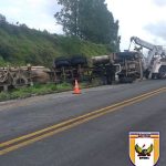 Jovem de 22 anos morre após carreta tombar na MG-290, em Jacutinga