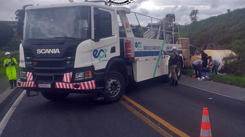 Jovem de 22 anos morre após carreta tombar na MG-290, em Jacutinga