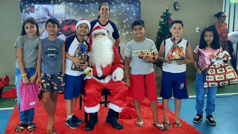 Papai Noel chega de charrete em escola de distrito do Sul de Minas