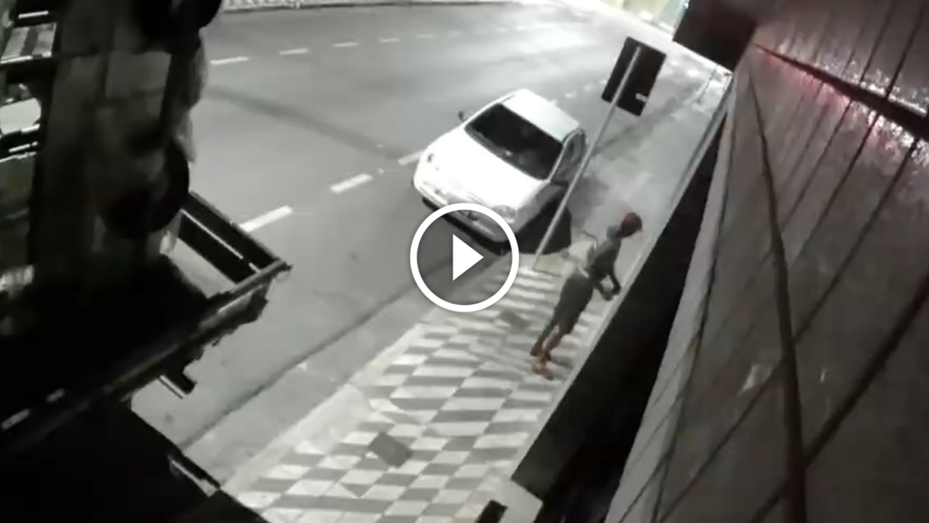 Câmera flagra homem tentando arrombar restaurante em Pouso Alegre